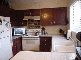 This 2 Bedroom Townhouse Offers 2 Balconies and Custom Paint in San Diego, CA (Photo 3 of 3)