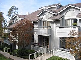 Amazing 2 Bedroom Condo Home with Loft and Vaulted Ceilings in Santa Clarita, CA