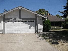 Distinctive 3 Bedroom Home with 2 Car Garage in Sacramento, CA