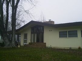 Lovely 3 Bedroom Home with Separate Workshop in Medford, OR