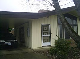Lovely 3 Bedroom Home with Separate Workshop in Medford, OR (Photo 3 of 4)