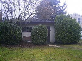Lovely 3 Bedroom Home with Separate Workshop in Medford, OR (Photo 4 of 4)