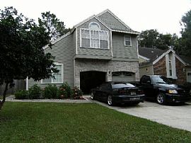 Ideal 2 Bedroom Home with Fenced in Backyard and 2 Car Garage in Jacksonville, FL