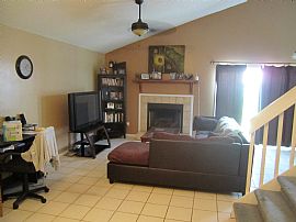 Ideal 2 Bedroom Home with Fenced in Backyard and 2 Car Garage in Jacksonville, FL (Photo 4 of 5)