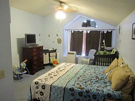 Ideal 2 Bedroom Home with Fenced in Backyard and 2 Car Garage in Jacksonville, FL (Photo 5 of 5)