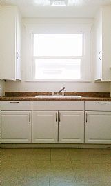 Charming 1 Bedroom Duplex Apartment with New Carpet and Flooring in Fresno, CA (Photo 2 of 5)