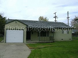 Cute 2 Bedroom Home with Huge Backyard in Fruitridge, CA