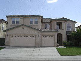 Very Roomy 4 Bedroom Home with 3 Car Garage in Sacramento, CA