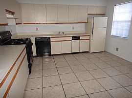 Spacious 3 Bedroom Townhouse with Great Fireplace! in Suffern, NY (Photo 7 of 12)