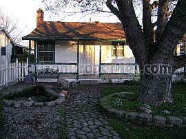 Updated 2 Bedroom Home with Pergo Floor in Sacramento, CA