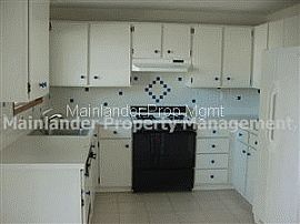 Appealing 3 Bedroom Home with Wood Burning Fireplace in Portland, OR (Photo 2 of 2)