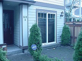 Charming 3 Bedroom Townhouse with Gas Fireplace in Seattle, WA