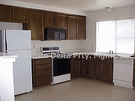 Gracious 3 Bedroom Home with Huge Kitchen in Sacramento, CA (Photo 2 of 2)
