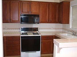 Spacious 3 Bedroom Townhouse with Wood Floors and  Fireplace  in Inglewood, CA (Photo 4 of 8)