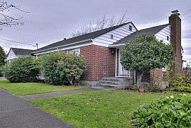 Divine 2 Bedroom Duplex Home with Nice Landscaping in Seattle, WA