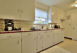 Divine 2 Bedroom Duplex Home with Nice Landscaping in Seattle, WA (Photo 2 of 2)