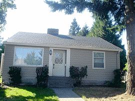 Adorable 2 Bedroom Home with 2 Fireplaces in Seattle, WA