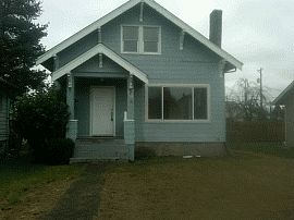 Enchanting 3 Bedroom Home with Flat-Top Stove in Tacoma, WA