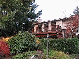 Fantastic 3 Bedroom Home with Deck - Balcony in Federal Way, WA