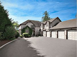 Magnificent 4 Bedroom Home with 4 Car Garage  in Kent, WA