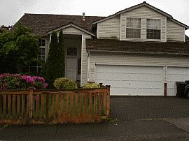 Luxurious 4 Bedroom Home with Unique Layout in Kent, WA