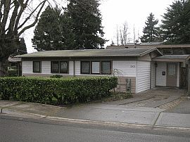 Gracious 3 Bedroom Home with Many Windows in Renton, WA