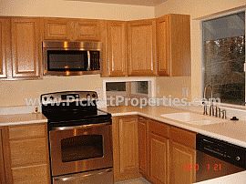 Cheery 3 Bedroom Home with Amazing Kichen in Bremerton, WA (Photo 2 of 2)