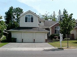 Distinguished 4 Bedroom Home with 3 Car Garage in Lynnwood, WA