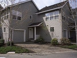 Immaculate 2 Bedroom Townhouse with Open Layout in Portland, OR