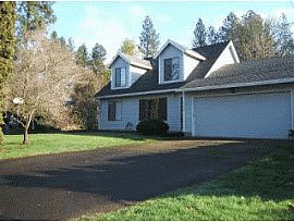 Conducive 3 Bedroom Home with Carpet and Hardwood Floors in Beaverton, OR