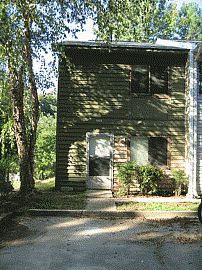 Shady Townhouse with 2 Bedrooms and Fireplace in Atlanta, GA