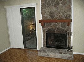 Shady Townhouse with 2 Bedrooms and Fireplace in Atlanta, GA (Photo 2 of 3)