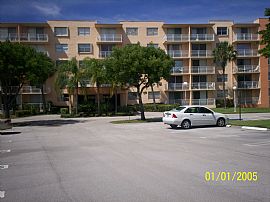 1 Bedroom Apt. with Balcony and Lake View in West Palm Beach, FL (Photo 2 of 5)