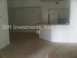 Enticing 2 Bedroom Townhome with Many Windows in Orlando, FL (Photo 2 of 2)