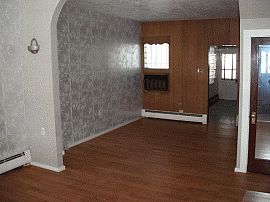 Charming 2 Bedroom Duplex Apartment with Hardwood Floors in Reading, PA (Photo 2 of 2)