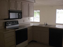 Exceptional 3 Bedroom Home with Elegant Tile in Kitchen in Chandler, AZ (Photo 2 of 2)