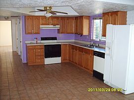 Wonderful 3 Bedroom Home with Open Kitchen in Phoenix, AZ (Photo 2 of 2)