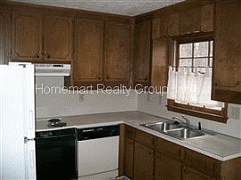 Inviting 2 Br 1.5 Ba Townhouse in Norcross, GA (Photo 2 of 3)