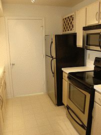 Immaculate 1 Bedroom Townhouse with Single Car Garage in Orlando, FL (Photo 2 of 2)