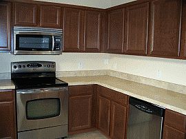 Wonderful 3 Bedroom Townhouse with Nice Entrance in Orlando, FL (Photo 2 of 2)