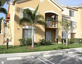 Comfy 2 Bedroom Townhouse with Soaring Ceilings and Wood Floors in West Palm Beach, FL