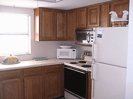 Convenient 2 Bedroom Townhouse Next to The Water in Cape Coral, FL (Photo 2 of 2)