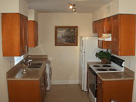 Stylish 1 Bedroom Townhouse with Vaulted Ceiling in Saint Petersburg, FL (Photo 2 of 2)