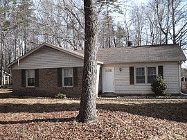 Delightful 3 Bedroom Home with Gorgeous Hardwood Floors in Charlotte, NC