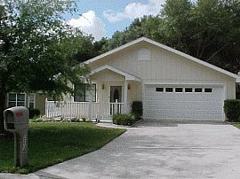 Excellent 3 Bedroom Home with Gorgeous Green Grass in Apopka, FL