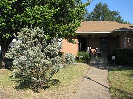 2 BR Duplex - Walking Distance to Bus Line, Food, and Shopping in Dallas, TX