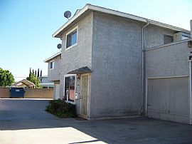 Townhouse Style! 2 Story (3rd Unit From Front), New Paint/carpt in Bellflower, CA