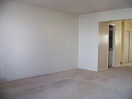 Townhouse Style! 2 Story (3rd Unit From Front), New Paint/carpt in Bellflower, CA (Photo 4 of 8)