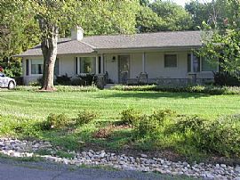 Unique, Large, Squeaky Clean Home with Open Floor Plan in Fairfax, VA (Photo 7 of 7)