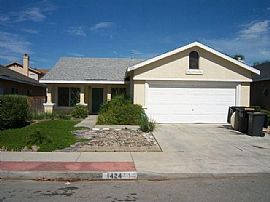 Beautiful home in a quiet qul-de-sac with hard wood floors!! in Hemet, CA